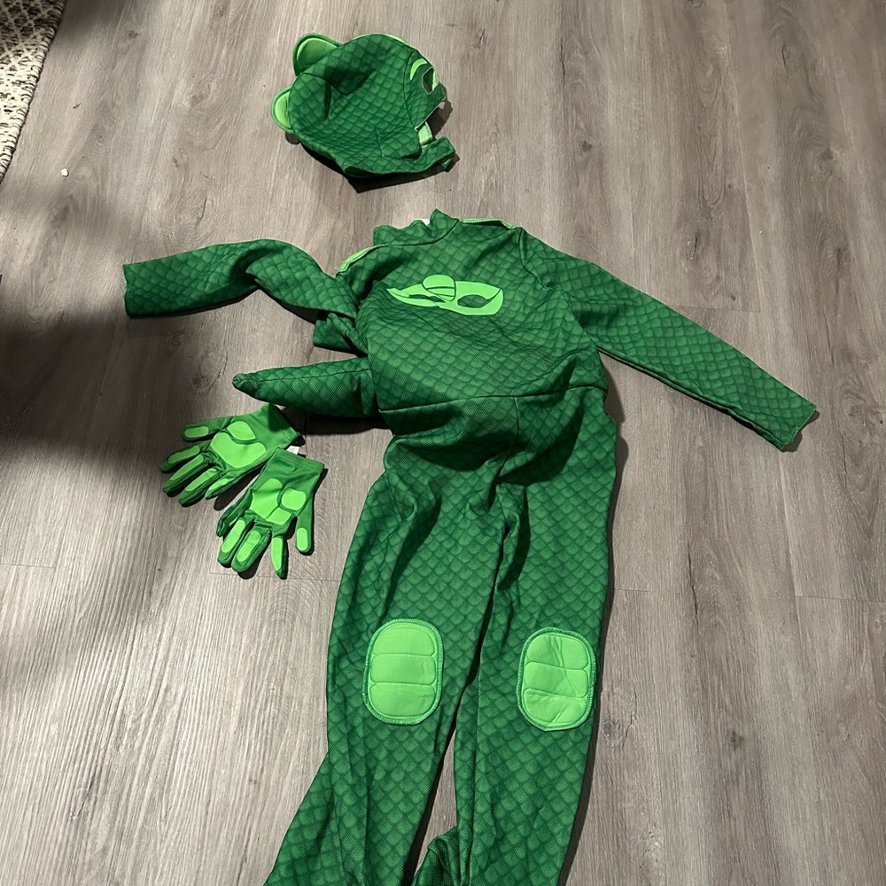 Pj masks costume for 7 to 8yo (Gekko)